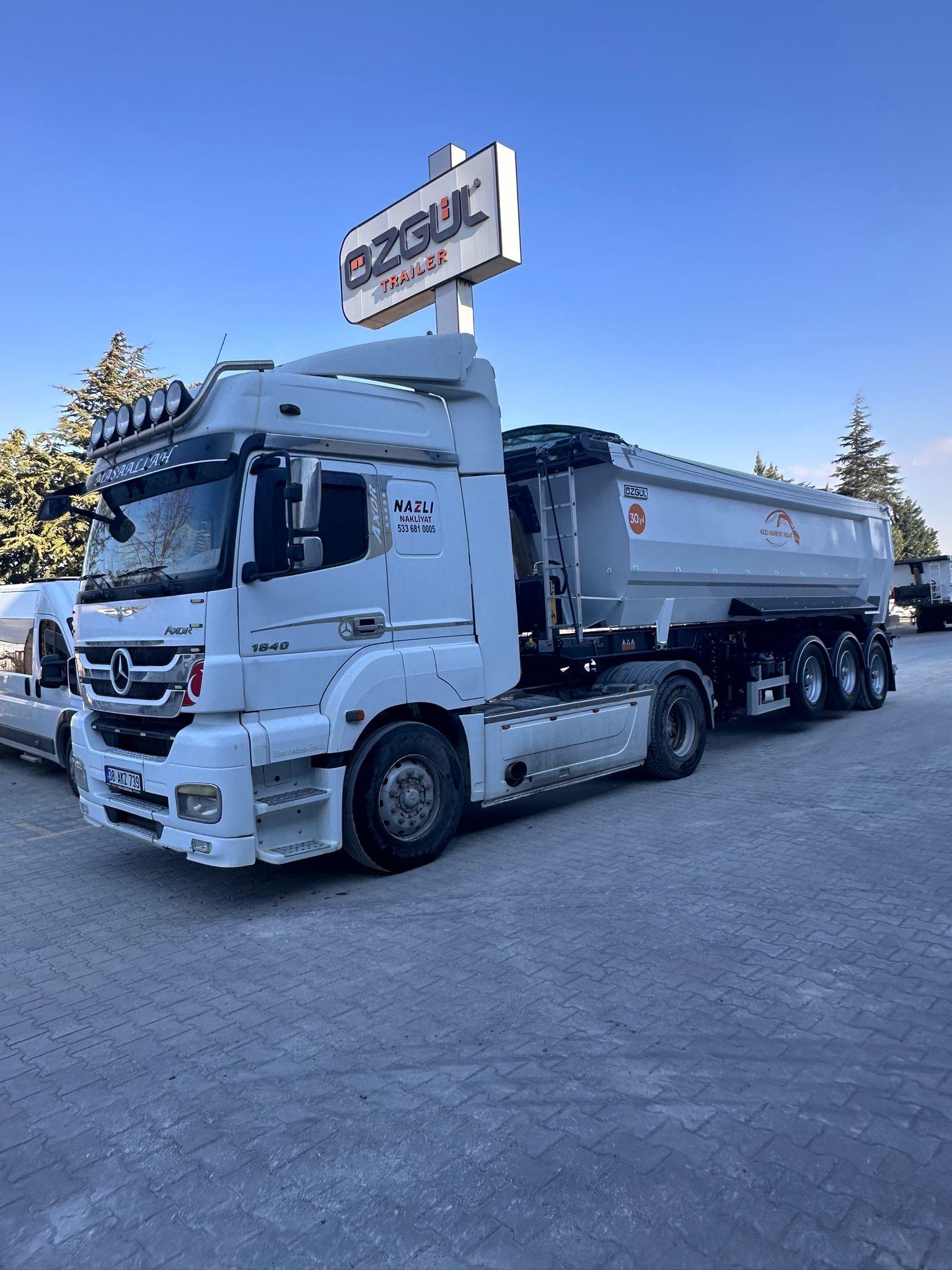 Nakliye aracı şantiyede